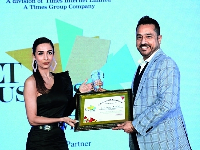 coach ameet parekh being felicitated by malaika arora as pioneer in business coaching during the et business icon awards 2020
